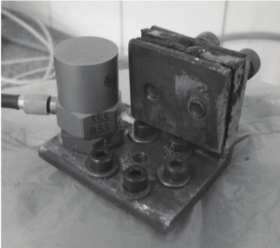 The sample
fixing system and the coupling of the piezoelectric transducer.