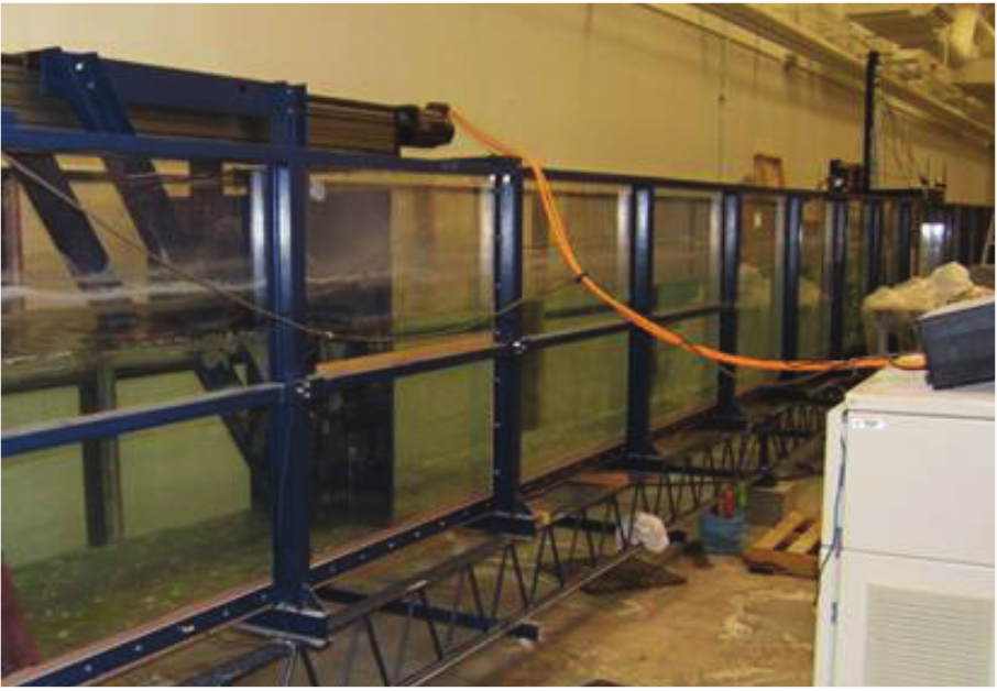 Side view of the wave tank used in the present
study.