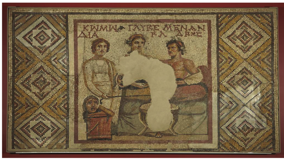 Mosaico de Menandro e Glykera. Opus
tesselatum proveniente da Casa de Menandro (s&eacute;c. III), em Antioquia,
representando, da esquerda para a direita, Com&eacute;dia, Glykera e Menandro, que se
encontra recostado numa klin&eacute;,
sugerindo, assim, uma cena de banquete.