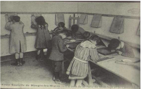 A trabalhar na sala de modelagem - Escola de Bièrges, 1913.