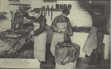 A trabalhar na forja o ferro - Escola de Biérges, 1913.