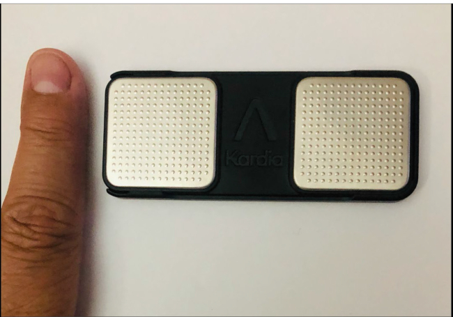 Dispositivo portátil para registro de una derivación electrocardiográfica de contacto simple Kardia Mobile (AliveCor Inc., San Francisco, CA, EE.UU.)