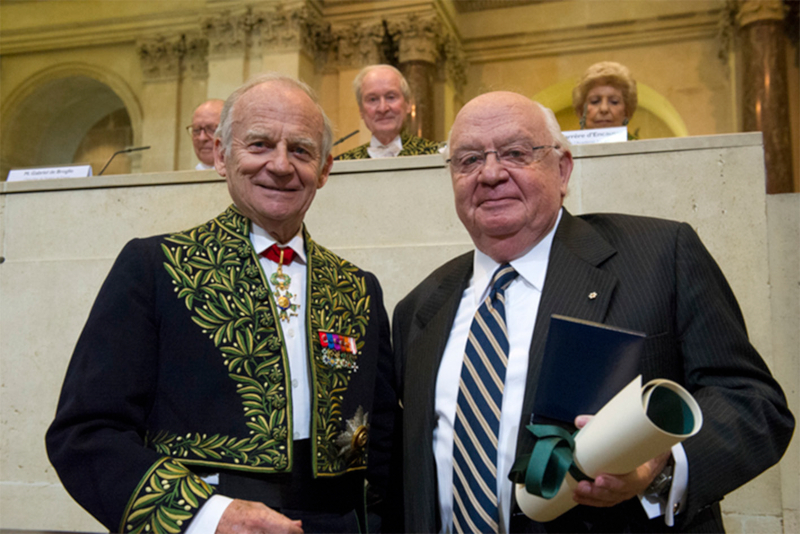 Adolfo J. de Bold recibe el premio Lefoulon-Delalande 2014, de la Academia de Ciencias de Francia, de manos de Alain Carpentier.