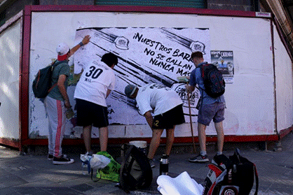 Jovens desenhando na parede