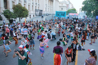 Jovens dan&ccedil;ando na rua