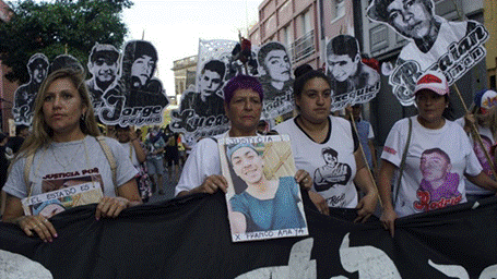 M&atilde;es de jovens mortos pela pol&iacute;cia