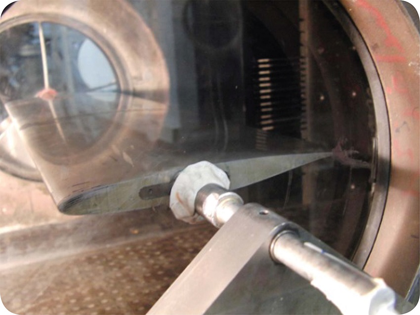 Airfoil, rake and sensors fixed in the test chamber.