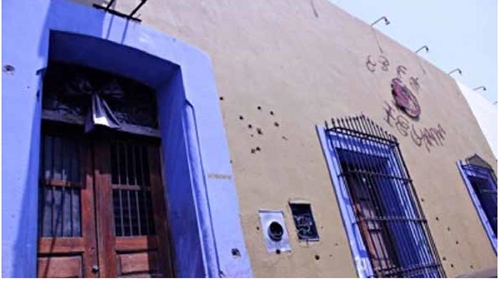 El Barrio Antiguo. Café Iguana con los impactos de bala en su fachada