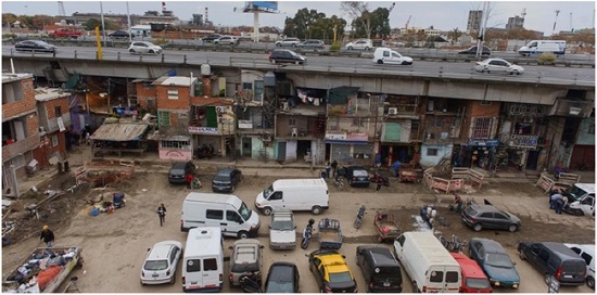 Viviendas autoconstruidas debajo de la autopista Illia