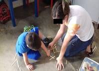 Professora e Gustavo durante atividade de matemática (7ª sessão de intervenção)