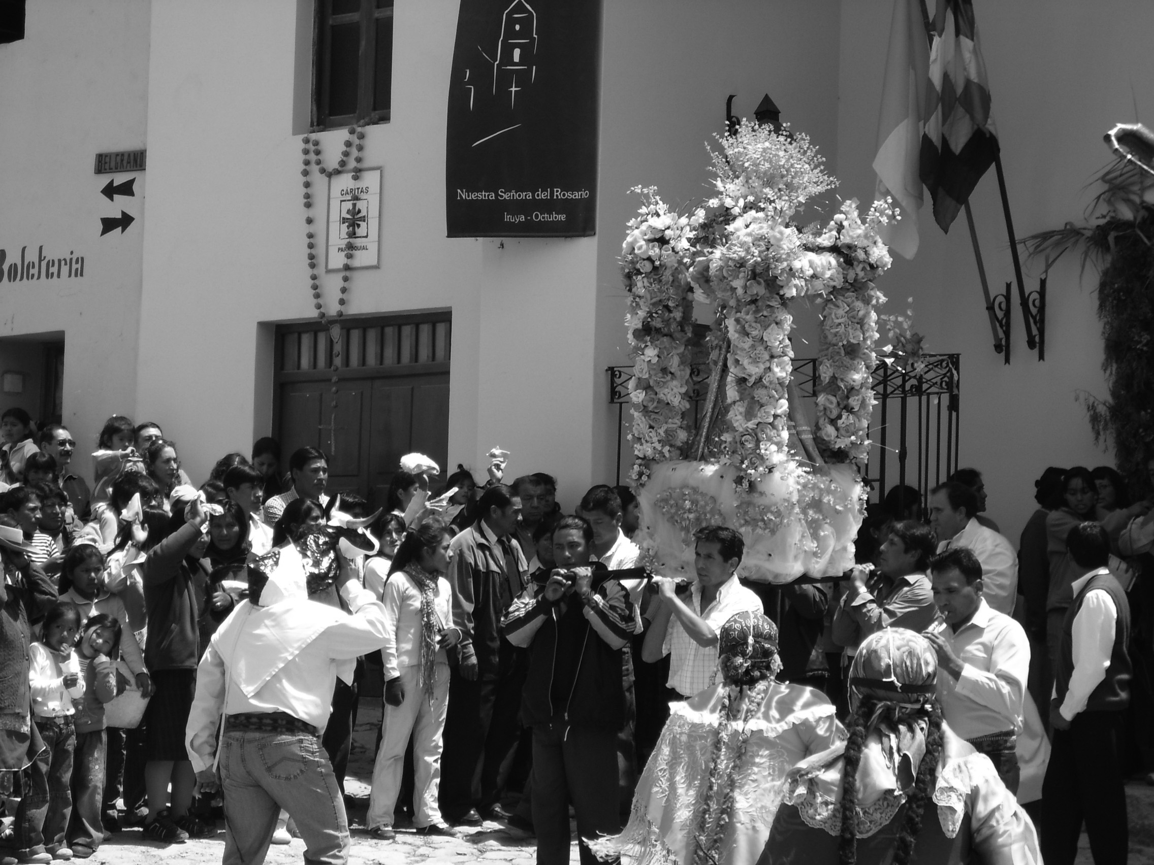 Cachis adorando ante la Virgen del Rosario
				
				