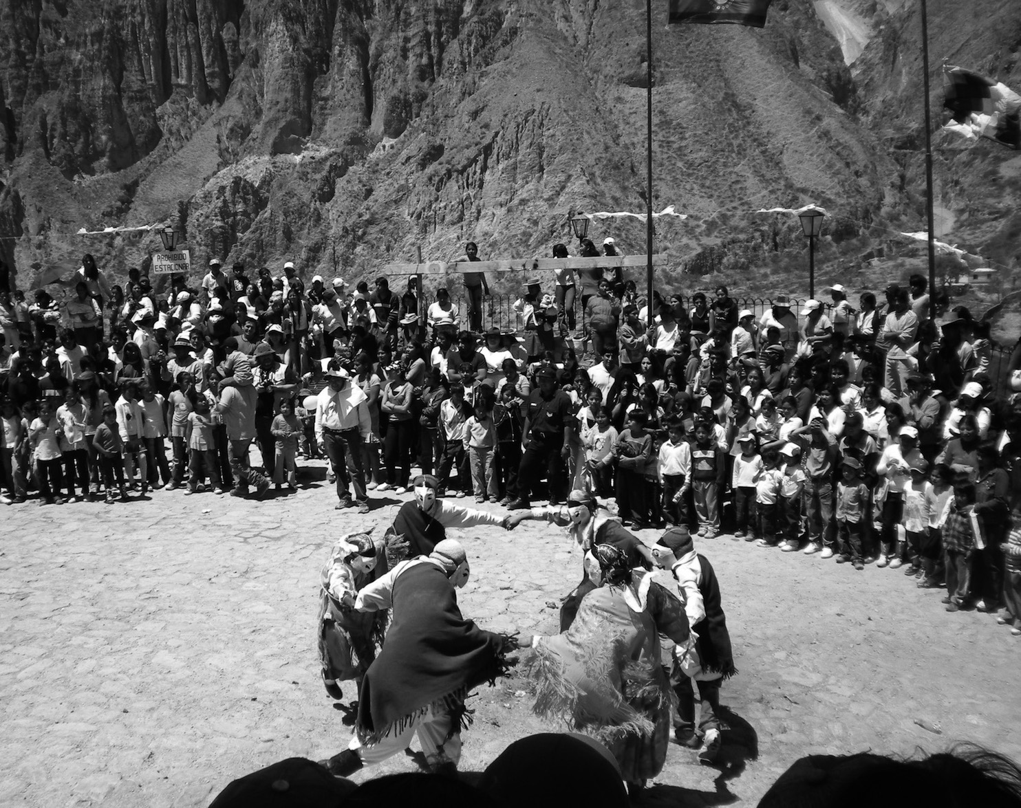Familia ejecutando el baile de corneta