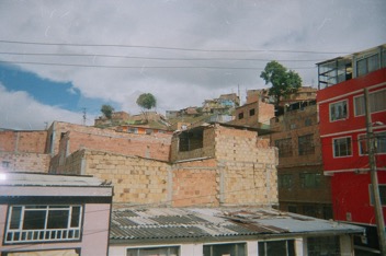 Esa de la tarima yo la tom&eacute;. Yo me paro all&iacute; y miro para esa loma; siempre miro para esa loma, que es la vista desde all&iacute;. Y s&oacute;lo le pido a Dios que tenga misericordia de los ni&ntilde;os, de amigos. [&hellip;] Hacia all&aacute; quedan las ollas, yo siempre miro all&aacute; (Carlos, Pastor de la fundaci&oacute;n, narrativa performativa individual 2015).