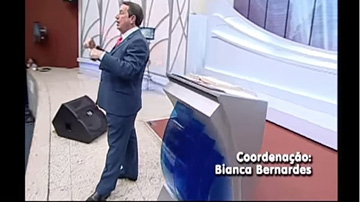 Imagen de Soares haciendo la coreograf&iacute;a de la canci&oacute;n de apertura del Show da f&eacute;