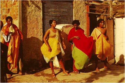 
		
	
	
		
			
				
					Hélio Oiticica, Parangolés, Rio de Janeiro (1979). 
				
			
		