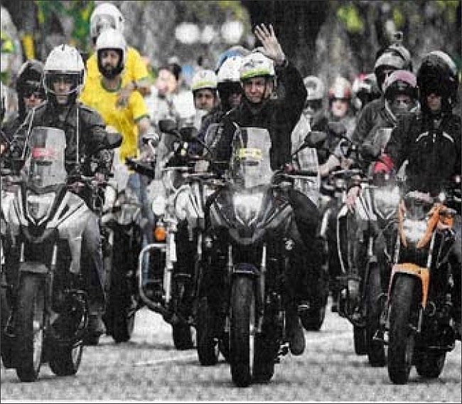 Bolsonaro durante motociata no Rio de Janeiro
