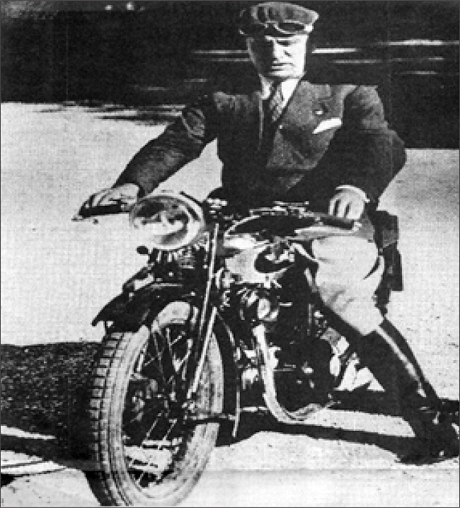 Benito Mussolini em sua Motocicleta em Roma