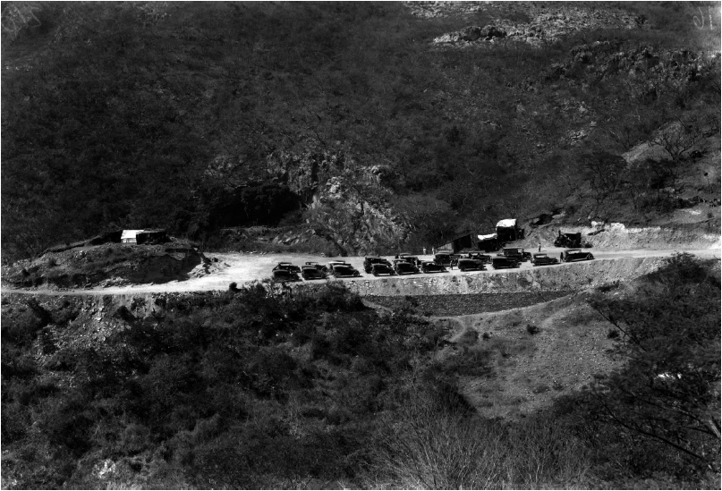 Autom&oacute;viles estacionados en la entrada de la gruta de Cacahuamilpa. Archivo Casasola, 1921. &copy; n&uacute;m. 451, Conaculta.inah.Sinafo.fn.m&eacute;xico. &ldquo;Reproducci&oacute;n autorizada por el Instituto Nacional de Antropolog&iacute;a e Historia&rdquo;.