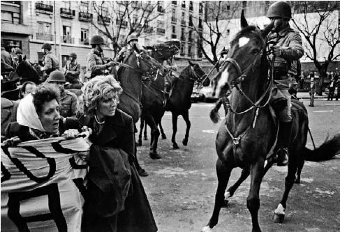Represión a las Madres de Plaza de Mayo, 1982.