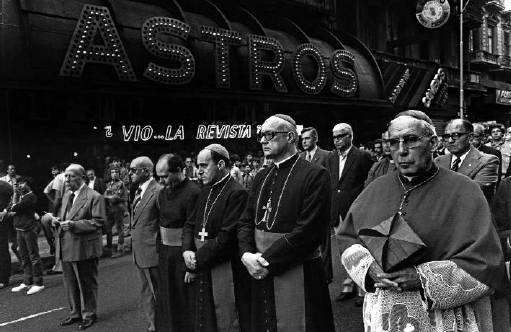 Procesión religiosa en avenida Corrientes, 1981.
