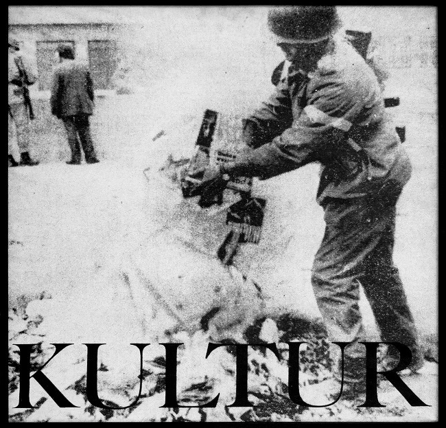 Joan Rabascall (España, 1935). Kultur, la destruction des livres au Chili (Cultura, la destrucción de libros en Chile), 1973. Emulsión fotográfica sobre tela, 120 × 120 cm. Donación del artista al Museo Internacional de la Solidaridad Salvador Allende. Colección MSSA. Archivo MSSA.