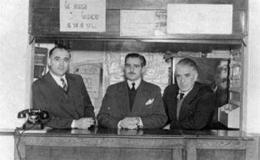 Fuente: Conserjer&iacute;a Hotel Mendoza, Belgrano 2451, Mar del Plata. Sin fecha. Inv. 8001. Blog Fotos de Familia del Diario La Capital de Mar del Plata. Recuperado de http://www.lacapitalmdp.com/contenidos/fotosfamilia/fotos/8001