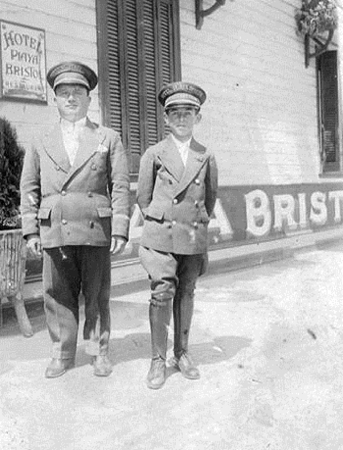 Fuente: Cadetes del Hotel Bristol. 1933. Inv. 4155. Blog Fotos de Familia del Diario La Capital de Mar del Plata. Recuperado de http://www.lacapitalmdp.com/contenidos/fotosfamilia/fotos/4155