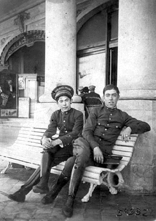 Fuente: Cadetes del Hotel Nogar&oacute;. C. 1930. Inv. 7481. Blog Fotos de Familia del Diario La Capital de Mar del Plata. Recuperado de http://www.lacapitalmdp.com/contenidos/fotosfamilia/fotos/7481