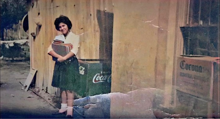 Silvia Valdez cuando era adolescente, en la tienda de abarrotes que ten�a su madre, y cargando algunos expedientes de su escuela