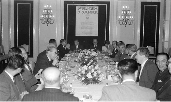 Lucio Mendieta y Núñez, acompañado del rector Gustavo Baz Prada y Mario de la Cueva, en la presentación del primer número de la RMS, 1939.