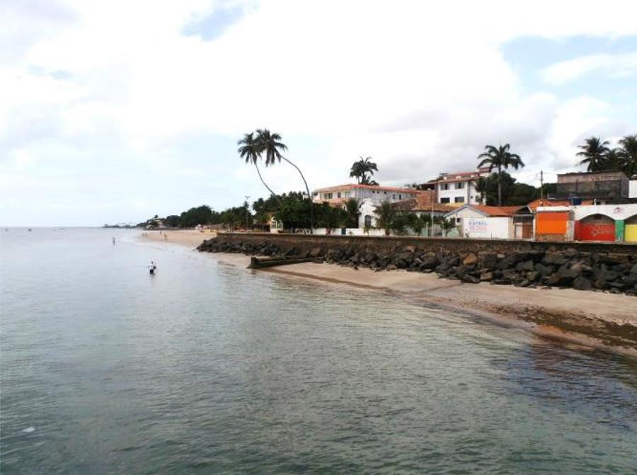 Construções fixas e muro de proteção na praia de Mar Grande.