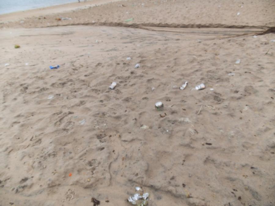 Lixo e efluentes provenientes de barracas e residências na praia de Barra Grande