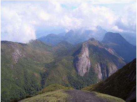 - Vale suspenso na borda da Escarpa Sul com o vale de S&atilde;o Louren&ccedil;o, Dom&iacute;nio
de Disseca&ccedil;&atilde;o Intermaci&ccedil;os. As encostas suaves e a baixa amplitude de relevo
refletem o isolamento que o knickpoint garante em rela&ccedil;&atilde;o ao trabalho de
disseca&ccedil;&atilde;o ocorrente no fundo de vale a jusante.