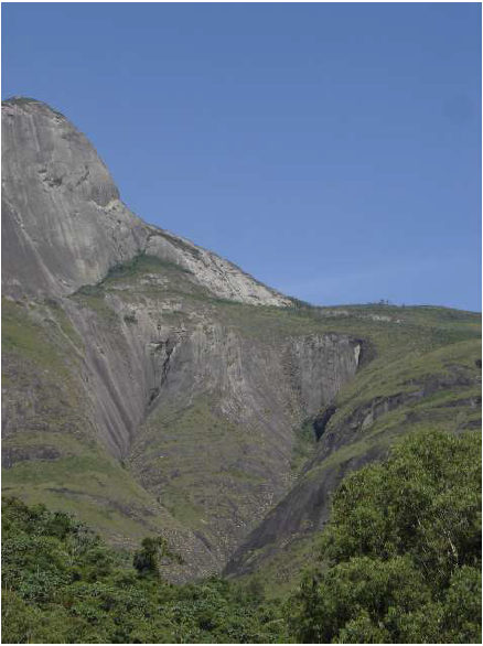  - Concavidades esculpidas em rocha, na encosta do pico do Frade: o trabalho
erosivo em planos verticais de faturamento