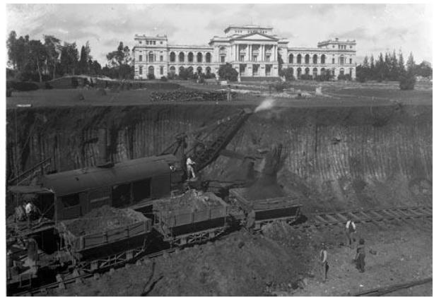 The works for rectification of Ipiranga Stream (1910-1920) In the picture in the background is the Paulista Museum, popularly known as the Ipiranga Museum.