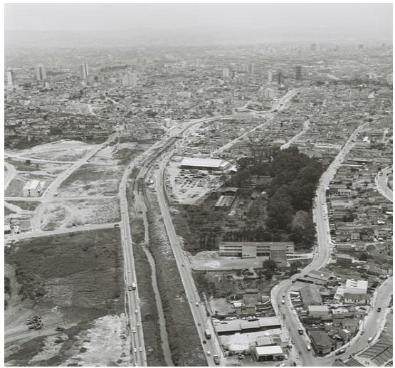 An aerial view of the works for the opening of Avenida Água Funda (now Av. Dr. Ricardo Jafet), and the rectification of the Ipiranga Stream, in the section that cuts through Vila São José neighborhood. View taken towards Vila Monumento neighborhood, 1970, São Paulo/SP.