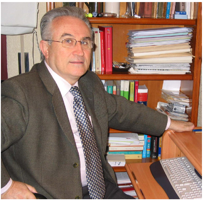 Imagen del profesor Agustín Escolano Benito tomada en la biblioteca del Ceince.