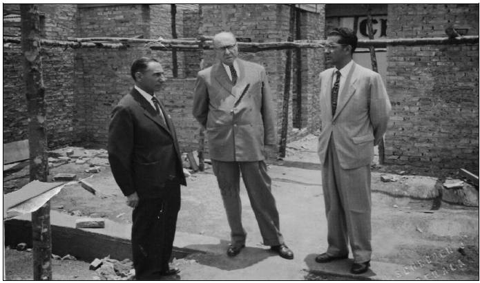 Canteiro de obras da construção do prédio do ICBC, 1949. No centro Quintiliano Jardim, ao lado esquerdo, o construtor, Santos Guido e, do outro lado, Odilon Fernandes.