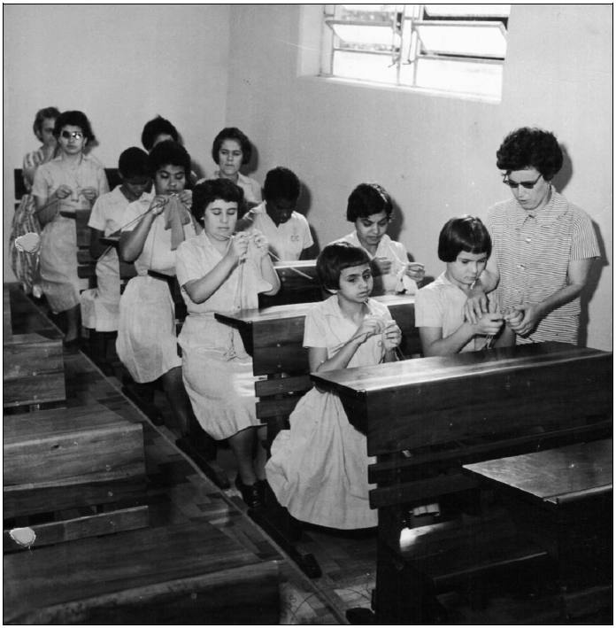 Sala de trabalhos manuais. Alunas com a professora Olga Silveira Borges.