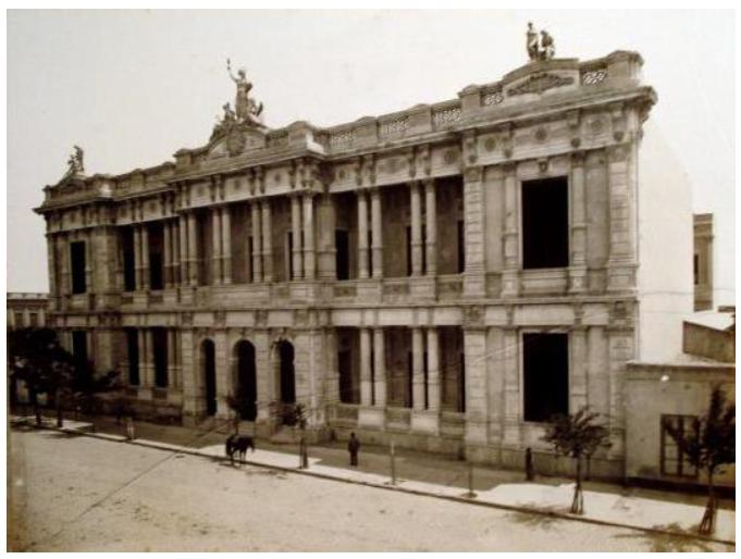 Vista de la fachada de la escuela graduada de niñas de la calle Callao, entre Corrientes y Lavalle, 1886.