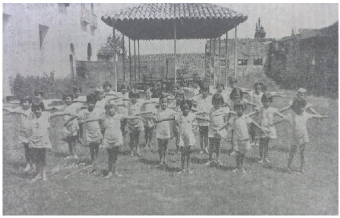 Fotografia da aula de gymnastica do Jardim de Infância Santa Terezinha.
