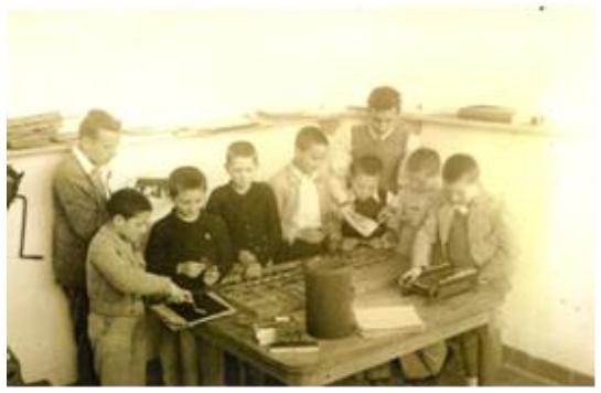 Alumnos de Son Espanyolet trabajando en la imprenta escolar, curso 1940-41. (DEYÁ, 1941, p. 33).