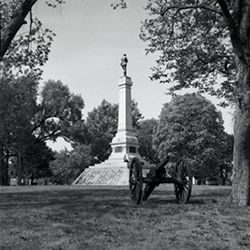 O monumento Confederado no Cemitério Oak Woods, cercado de canhões.