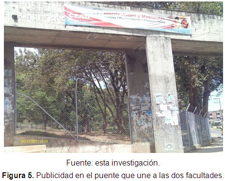 Publicidad en el puente que une a las dos facultades.