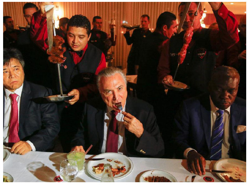 Michel Temer em foto que remonta a tradi&ccedil;&atilde;o dos vampiros. Fonte: Site Sensacionalista.