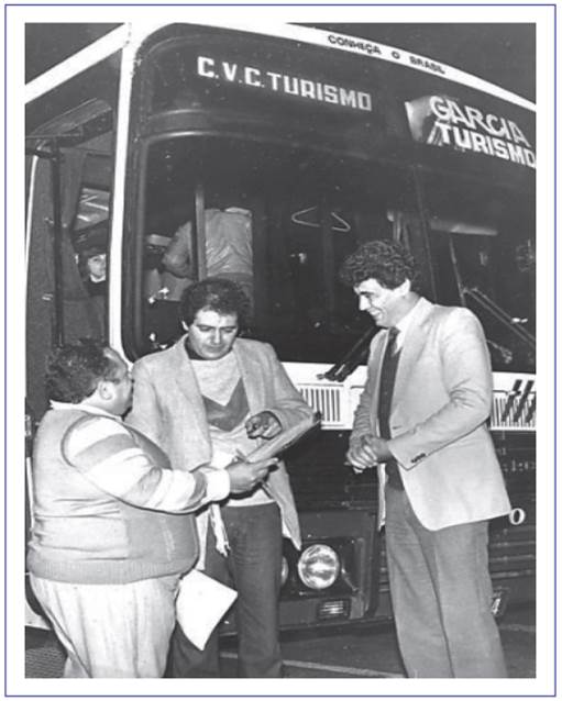 Guilherme Paulus (ao centro) embarcando passageiros