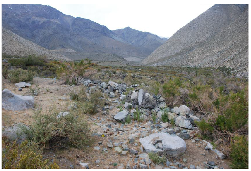 Control visual
del valle de Hurtado desde la instalaci&oacute;n incaica de Chacaicitio
(en primer plano muros derruidos). Visual control of the
Hurtado valley from the Chaicaicitio Inca facility (at the forefront collapsed walls).