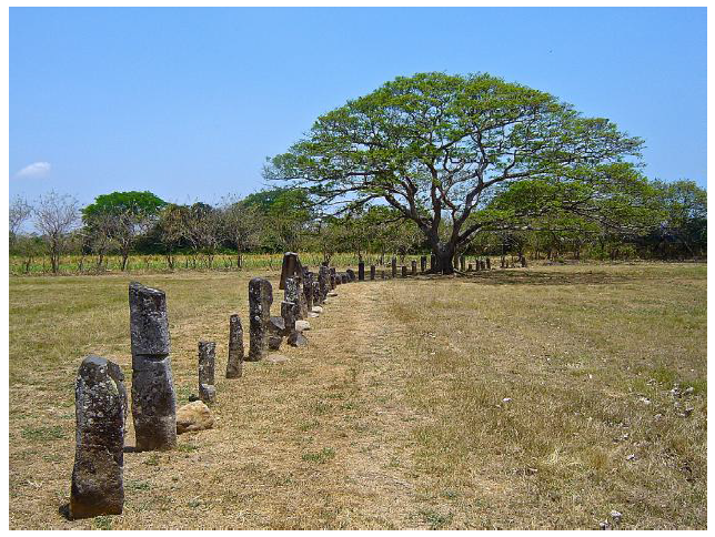 Alineamientos de columnas
bas&aacute;lticas y paisaje antropizado en el entorno de El Ca&ntilde;o.  Alignments of basalt
columns and the anthropized landscape in the environs of   El Ca&ntilde;o .