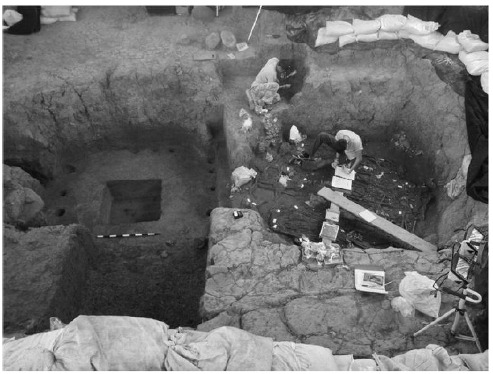 Imagen del proceso de excavaci&oacute;n de
las tumbas.  Image of the tombs&rsquo; excavation process .