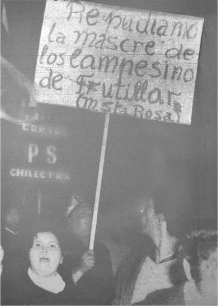 Trabajadores en Santiago manifestando su rechazo a los hechos ocurridos en el sur. Fuente: Poder Campesino, agosto 1972